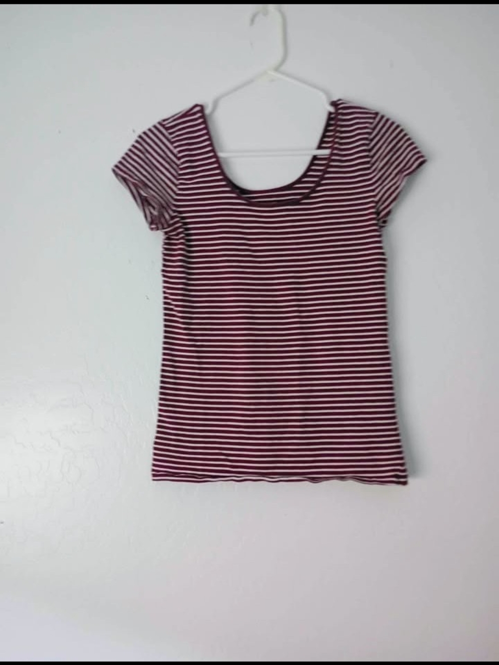 GAP Short Sleeve Striped Scoop Neck Top in Burgundy and White